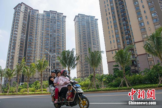 资料图:市民在海口市区某地产项目前路过。 <a target='_blank' data-cke-saved-href='http://www.chinanews.com/' href='http://www.chinanews.com/'>中新社</a>记者 骆云飞 摄 资料图:市民在海口市区某地产项目前路过。 <a target='_blank' data-cke-saved-href='http://www.chinanews.com/' href='http://www.chinanews.com/'>中新社</a>记者 骆云飞 摄